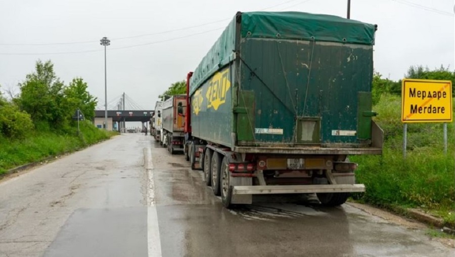 Serbet bllokojne rruget ne pikat kufitare ne Jarinje, Bernjak e Merdare